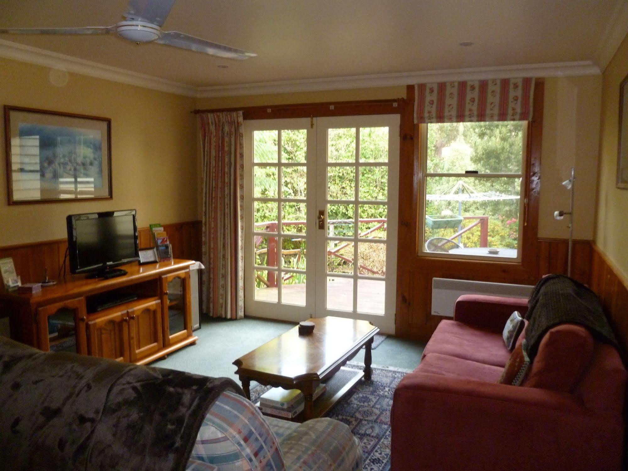 Donalea Bed And Breakfast & Riverview Apartment Castle Forbes Bay Exterior photo